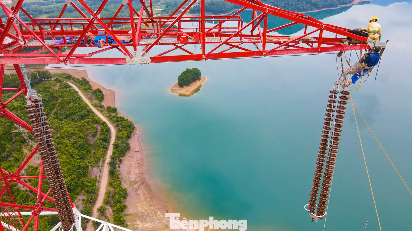 Càng lên cao, việc thi công càng khó khăn, đặc biệt trong điều kiện thời tiết gió to. Dù vậy, với những kỹ sư, công nhân kinh nghiệm, lành nghề, Công ty Cổ phần PC1 Hà Nội đã hoàn thành việc dựng cột, đang thực hiện treo đai sứ, kéo đường dây. Càng lên cao, việc thi công càng khó khăn, đặc biệt trong điều kiện thời tiết gió to. Dù vậy, với những kỹ sư, công nhân kinh nghiệm, lành nghề, Công ty Cổ phần PC1 Hà Nội đã hoàn thành việc dựng cột, đang thực hiện treo đai sứ, kéo đường dây.
