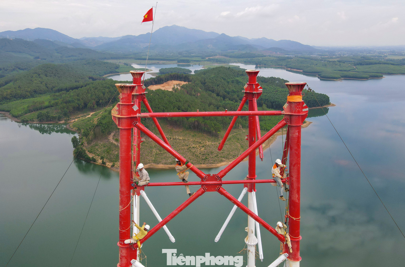 Công nhân thi công đường dây 500kV. Công nhân thi công đường dây 500kV.