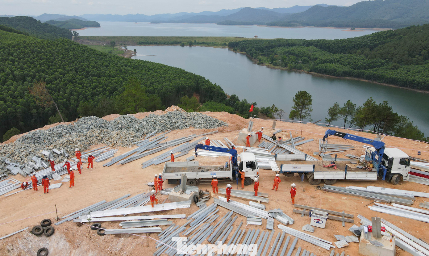 Hầu hết các vị trí cột mà đơn vị ra tiếp nhận hỗ trợ thi công đều ở trên núi với địa hình dốc, đi lại và thi công khó khăn. Vị trí cột 174 qua xã Cẩm Mỹ đang được Công ty Điện lực Thừa Thiên - Huế hỗ trợ thi công. Hầu hết các vị trí cột mà đơn vị ra tiếp nhận hỗ trợ thi công đều ở trên núi với địa hình dốc, đi lại và thi công khó khăn. Vị trí cột 174 qua xã Cẩm Mỹ đang được Công ty Điện lực Thừa Thiên - Huế hỗ trợ thi công.