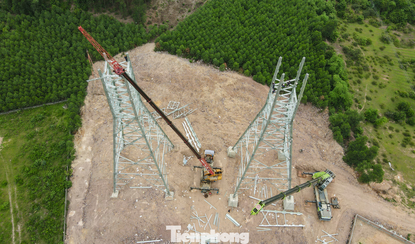 Trụ néo hãm loại 2 thân, kết cấu cột thép V lắp ghép có chiều cao hàng chục mét được lắp dựng cạnh các trụ đỡ cao. Trụ néo hãm loại 2 thân, kết cấu cột thép V lắp ghép có chiều cao hàng chục mét được lắp dựng cạnh các trụ đỡ cao.