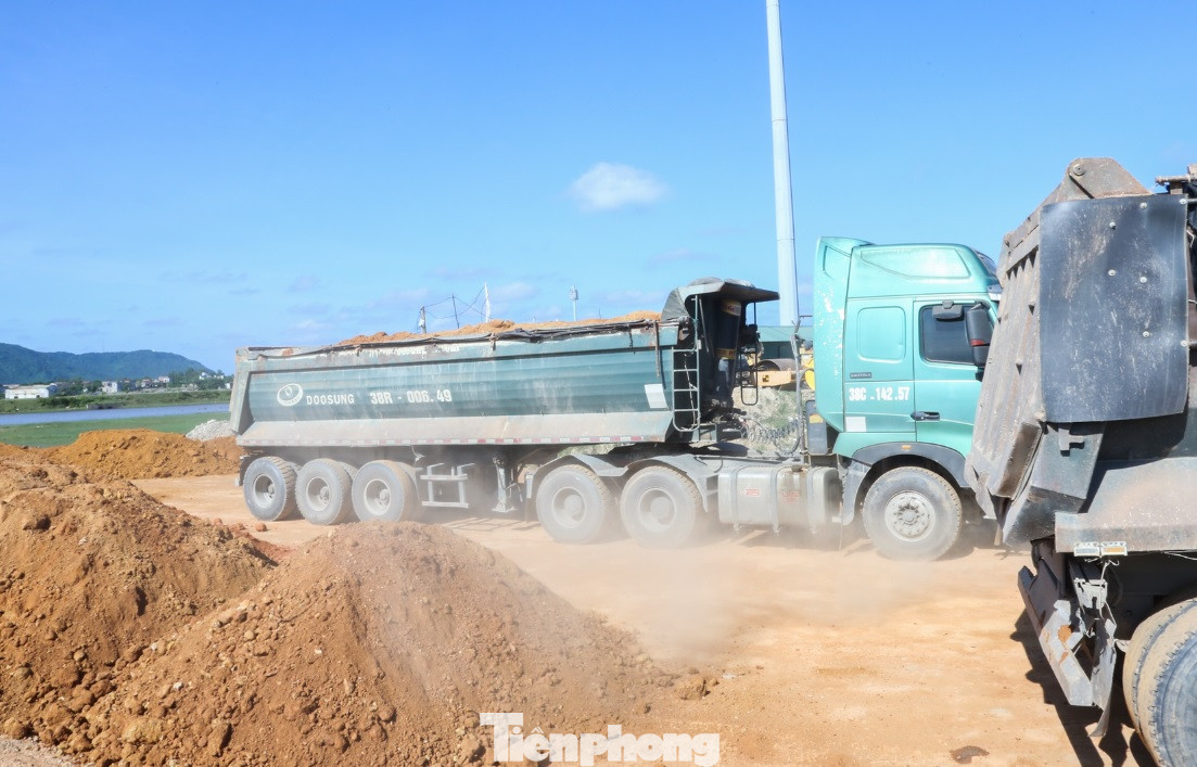 Các xe chở đất cho các công trình trên địa bàn thị xã Kỳ Anh. Các xe chở đất cho các công trình trên địa bàn thị xã Kỳ Anh.