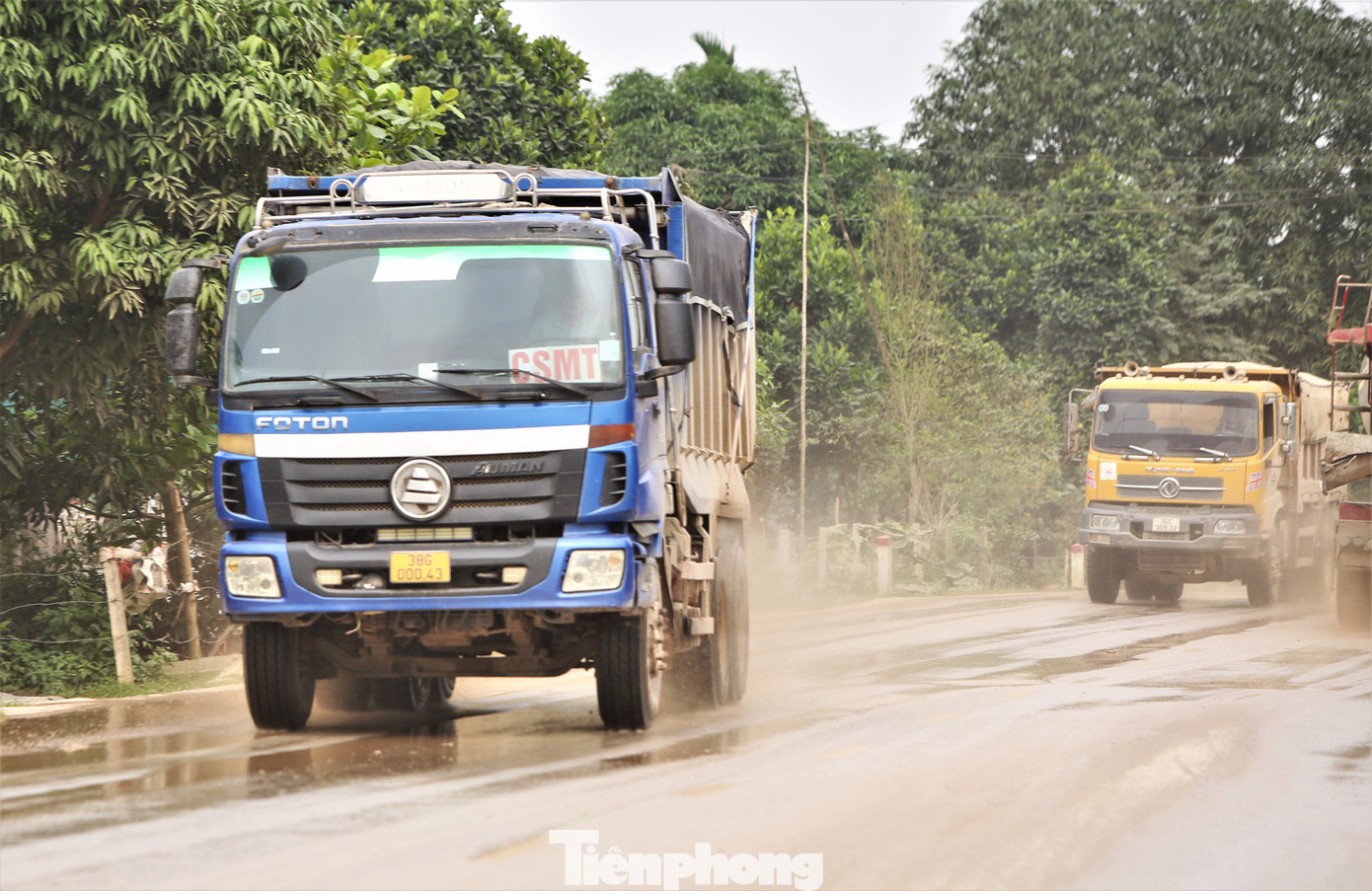 Xe chở theo đất, cát không bịt kín bạt phủ phía sau gây rơi vãi, không chỉ gây bụi bay mù mịt, tha kéo bùn đất nhão nhoẹt mà còn đe dọa các hạng mục cầu, đường dân sinh. Xe chở theo đất, cát không bịt kín bạt phủ phía sau gây rơi vãi, không chỉ gây bụi bay mù mịt, tha kéo bùn đất nhão nhoẹt mà còn đe dọa các hạng mục cầu, đường dân sinh.