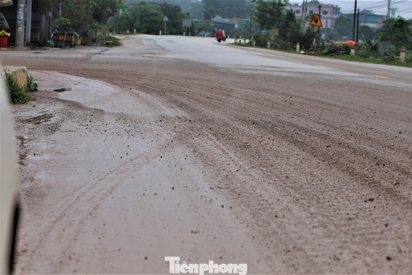 Dọc tuyến đường đất rơi vãi, gặp nước mặt đường trở nên nhão nhoẹt, gây nguy hiểm cho người tham gia giao thông. Dọc tuyến đường đất rơi vãi, gặp nước mặt đường trở nên nhão nhoẹt, gây nguy hiểm cho người tham gia giao thông.
