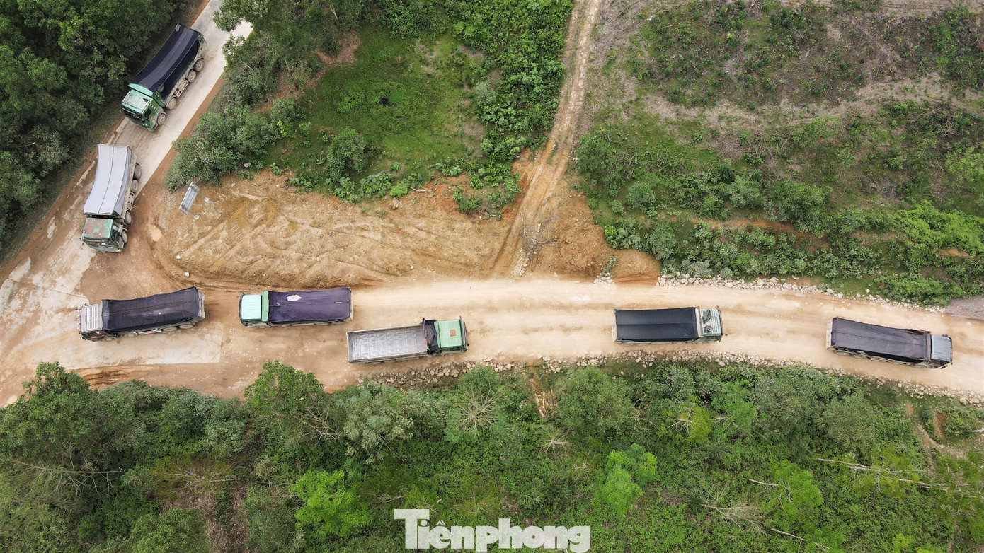 Lãnh đạo địa phương cũng cho biết từng nhận nhiều phản ánh của người dân việc xe chở vật liệu chạy tốc độ cao, việc tưới nước chưa đảm bảo, gây nguy hiểm. Địa phương cũng đã mời đơn vị thi công về làm việc, yêu cầu cam kết tưới nước để hạn chế vấn đề ô nhiễm bụi bặm. Ngoài ra, có ý kiến lên UBND huyện, đơn vị quản lý để kiểm tra, giám sát, xử lý các tài xế vi phạm. Lãnh đạo địa phương cũng cho biết từng nhận nhiều phản ánh của người dân việc xe chở vật liệu chạy tốc độ cao, việc tưới nước chưa đảm bảo, gây nguy hiểm. Địa phương cũng đã mời đơn vị thi công về làm việc, yêu cầu cam kết tưới nước để hạn chế vấn đề ô nhiễm bụi bặm. Ngoài ra, có ý kiến lên UBND huyện, đơn vị quản lý để kiểm tra, giám sát, xử lý các tài xế vi phạm.