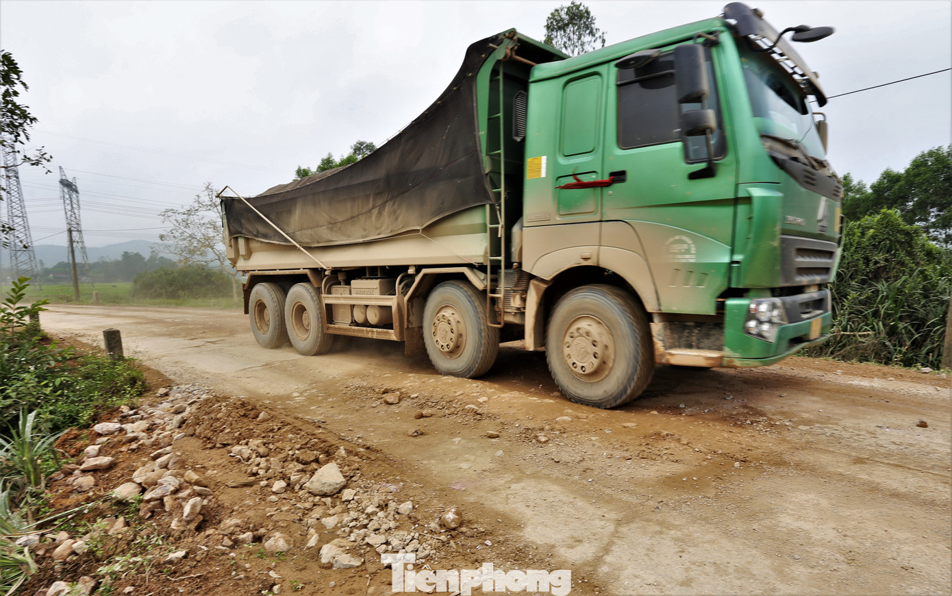 Nhiều tuyến đường gãy sập, xuống cấp sau khi các dàn xe chở vật liệu “cày nát”. Theo tìm hiểu, địa bàn huyện Can Lộc hiện các nhà thầu thực hiện gói thầu XL11 thuộc dự án thành phần đoạn Bãi Vọt - Hàm Nghi do liên danh Tổng Công ty cổ phần Xuất nhập khẩu và Xây dựng Việt Nam (Vinaconex) và Tổng Công ty 319 (Bộ Quốc Phòng) thi công. Nhiều tuyến đường gãy sập, xuống cấp sau khi các dàn xe chở vật liệu “cày nát”. Theo tìm hiểu, địa bàn huyện Can Lộc hiện các nhà thầu thực hiện gói thầu XL11 thuộc dự án thành phần đoạn Bãi Vọt - Hàm Nghi do liên danh Tổng Công ty cổ phần Xuất nhập khẩu và Xây dựng Việt Nam (Vinaconex) và Tổng Công ty 319 (Bộ Quốc Phòng) thi công.