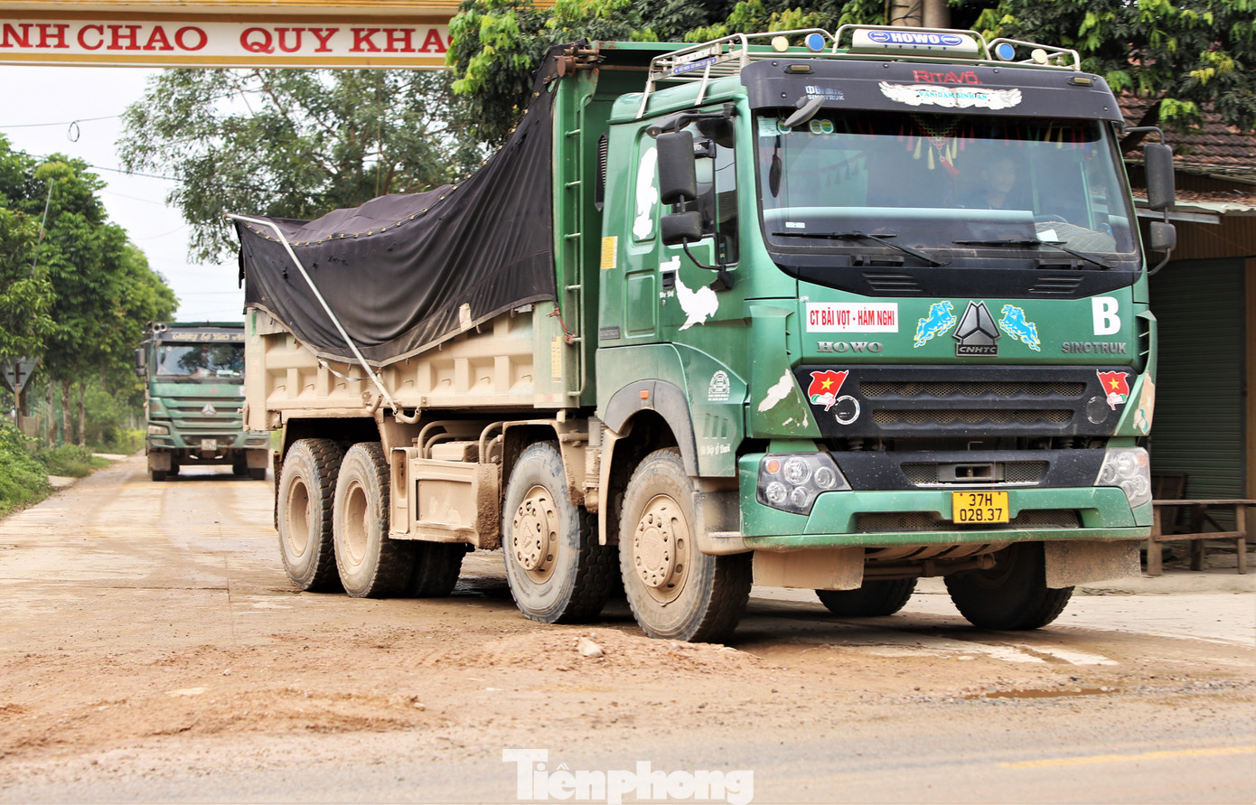 Nhiều tuyến đường gãy sập, xuống cấp sau khi các dàn xe chở vật liệu “cày nát”. Theo tìm hiểu, địa bàn huyện Can Lộc hiện các nhà thầu thực hiện gói thầu XL11 thuộc dự án thành phần đoạn Bãi Vọt - Hàm Nghi do liên danh Tổng Công ty cổ phần Xuất nhập khẩu và Xây dựng Việt Nam (Vinaconex) và Tổng Công ty 319 (Bộ Quốc Phòng) thi công. Nhiều tuyến đường gãy sập, xuống cấp sau khi các dàn xe chở vật liệu “cày nát”. Theo tìm hiểu, địa bàn huyện Can Lộc hiện các nhà thầu thực hiện gói thầu XL11 thuộc dự án thành phần đoạn Bãi Vọt - Hàm Nghi do liên danh Tổng Công ty cổ phần Xuất nhập khẩu và Xây dựng Việt Nam (Vinaconex) và Tổng Công ty 319 (Bộ Quốc Phòng) thi công.