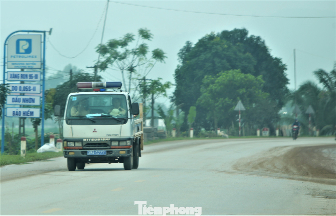 Theo ghi nhận, dọc tuyến Quốc lộ 15 có sự xuất hiện của lực lượng CSGT Công an huyện Can Lộc tuần tra, kiểm soát, tuy nhiên tình trạng xe chở đất, cát có dấu hiệu chở vượt thành thùng, làm rơi vãi đất cát, chạy tốc độ cao qua khu dân cư vẫn chưa được xử lý triệt để. Theo ghi nhận, dọc tuyến Quốc lộ 15 có sự xuất hiện của lực lượng CSGT Công an huyện Can Lộc tuần tra, kiểm soát, tuy nhiên tình trạng xe chở đất, cát có dấu hiệu chở vượt thành thùng, làm rơi vãi đất cát, chạy tốc độ cao qua khu dân cư vẫn chưa được xử lý triệt để.
