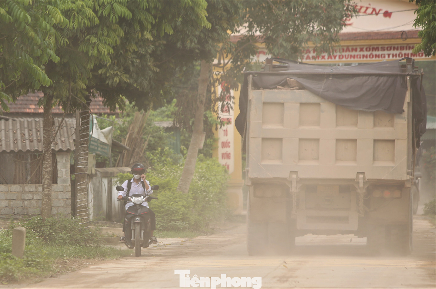 Người dân địa phương cho biết xe chở vật liệu gây bụi, ảnh hưởng môi trường, cuộc sống người dân. Mỗi lần xe chạy quá, họ phải nép hẳn vào lề đường, không dám đi vì sợ. Tình trạng này khiến người dân nơi đây vô cùng lo lắng đến an toàn giao thông, nhất là đối với học sinh di chuyển trên đường. Người dân địa phương cho biết xe chở vật liệu gây bụi, ảnh hưởng môi trường, cuộc sống người dân. Mỗi lần xe chạy quá, họ phải nép hẳn vào lề đường, không dám đi vì sợ. Tình trạng này khiến người dân nơi đây vô cùng lo lắng đến an toàn giao thông, nhất là đối với học sinh di chuyển trên đường.
