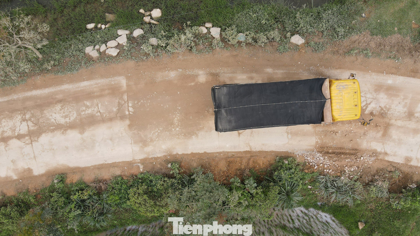 Nhiều tuyến đường gãy sập, xuống cấp sau khi các dàn xe chở vật liệu “cày nát”. Theo tìm hiểu, địa bàn huyện Can Lộc hiện các nhà thầu thực hiện gói thầu XL11 thuộc dự án thành phần đoạn Bãi Vọt - Hàm Nghi do liên danh Tổng Công ty cổ phần Xuất nhập khẩu và Xây dựng Việt Nam (Vinaconex) và Tổng Công ty 319 (Bộ Quốc Phòng) thi công. Nhiều tuyến đường gãy sập, xuống cấp sau khi các dàn xe chở vật liệu “cày nát”. Theo tìm hiểu, địa bàn huyện Can Lộc hiện các nhà thầu thực hiện gói thầu XL11 thuộc dự án thành phần đoạn Bãi Vọt - Hàm Nghi do liên danh Tổng Công ty cổ phần Xuất nhập khẩu và Xây dựng Việt Nam (Vinaconex) và Tổng Công ty 319 (Bộ Quốc Phòng) thi công.