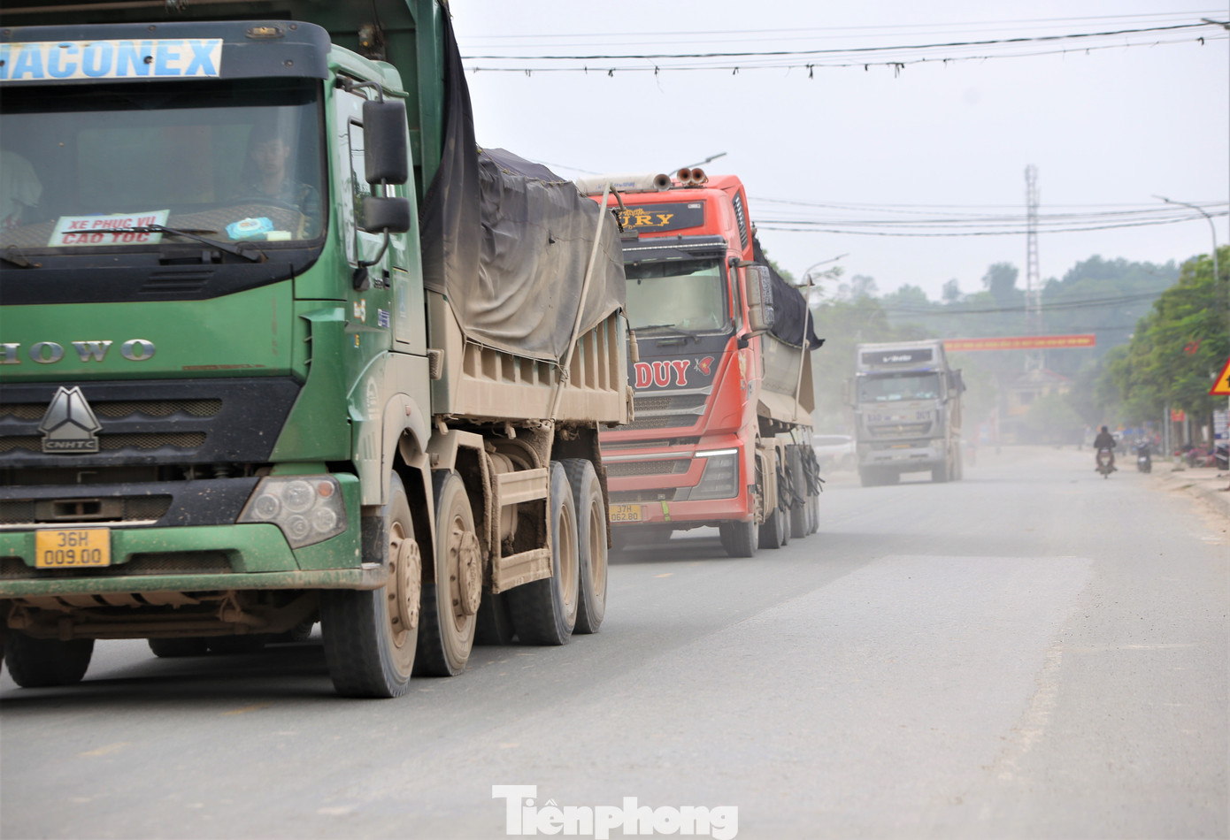 Những ngày qua, dọc tuyến Quốc lộ 15, 15B, và đường liên huyện qua các xã Quang Lộc, Sơn Lộc, Mỹ Lộc, Thượng Lộc... (huyện Can Lộc, Hà Tĩnh) xuất hiện dàn xe Hổ vồ (Howo), xe ben, xe tải hạng nặng chở đất, cát phục vụ công trình cao tốc có trọng tải lớn gây ô nhiễm, đe dọa an toàn cầu, đường dân sinh. Những ngày qua, dọc tuyến Quốc lộ 15, 15B, và đường liên huyện qua các xã Quang Lộc, Sơn Lộc, Mỹ Lộc, Thượng Lộc... (huyện Can Lộc, Hà Tĩnh) xuất hiện dàn xe Hổ vồ (Howo), xe ben, xe tải hạng nặng chở đất, cát phục vụ công trình cao tốc có trọng tải lớn gây ô nhiễm, đe dọa an toàn cầu, đường dân sinh.