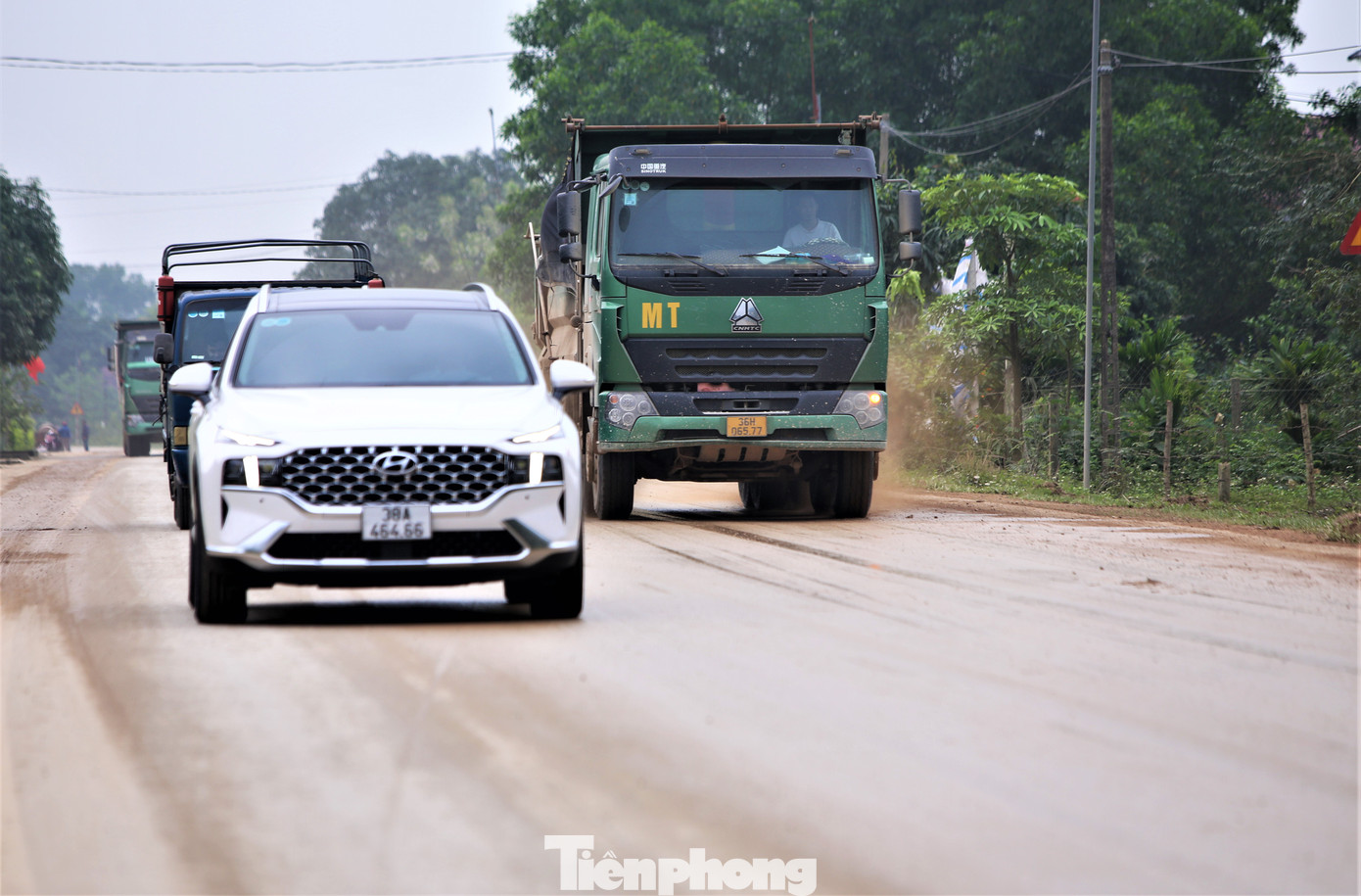 Dù lượng phương tiện lưu thông trên tuyến nhiều, nhiều tài xế chở vật liệu vẫn chạy tốc độ cao, vượt ẩu. Dù lượng phương tiện lưu thông trên tuyến nhiều, nhiều tài xế chở vật liệu vẫn chạy tốc độ cao, vượt ẩu.