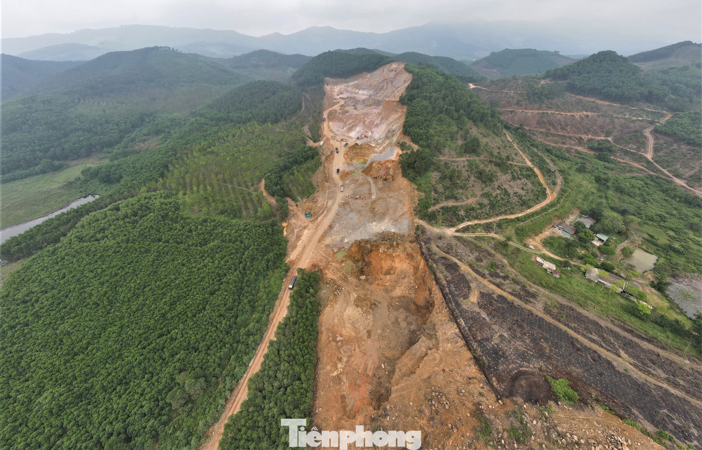 Ông Nguyễn Xuân Diệu - Chủ tịch UBND xã Thượng Lộc - cho biết trên địa bàn có mỏ đất phục vụ cao tốc Bắc - Nam qua địa bàn. Ngoài ra, các xe chở đất từ 2 mỏ đất ở xã Phú Lộc cũng thường xuyên chạy qua địa bàn. “Mỗi ngày có hàng nghìn lượt xe chở vật liệu trên tuyến đường dân sinh, Quốc lộ đến nơi thi công nên một số vị trí đã xuống cấp. Ngành chức năng và đơn vị thi công cũng cam kết trả hiện trạng đường sau khi dự án hoàn thành”, ông Diệu nói. Ông Nguyễn Xuân Diệu - Chủ tịch UBND xã Thượng Lộc - cho biết trên địa bàn có mỏ đất phục vụ cao tốc Bắc - Nam qua địa bàn. Ngoài ra, các xe chở đất từ 2 mỏ đất ở xã Phú Lộc cũng thường xuyên chạy qua địa bàn. “Mỗi ngày có hàng nghìn lượt xe chở vật liệu trên tuyến đường dân sinh, Quốc lộ đến nơi thi công nên một số vị trí đã xuống cấp. Ngành chức năng và đơn vị thi công cũng cam kết trả hiện trạng đường sau khi dự án hoàn thành”, ông Diệu nói.