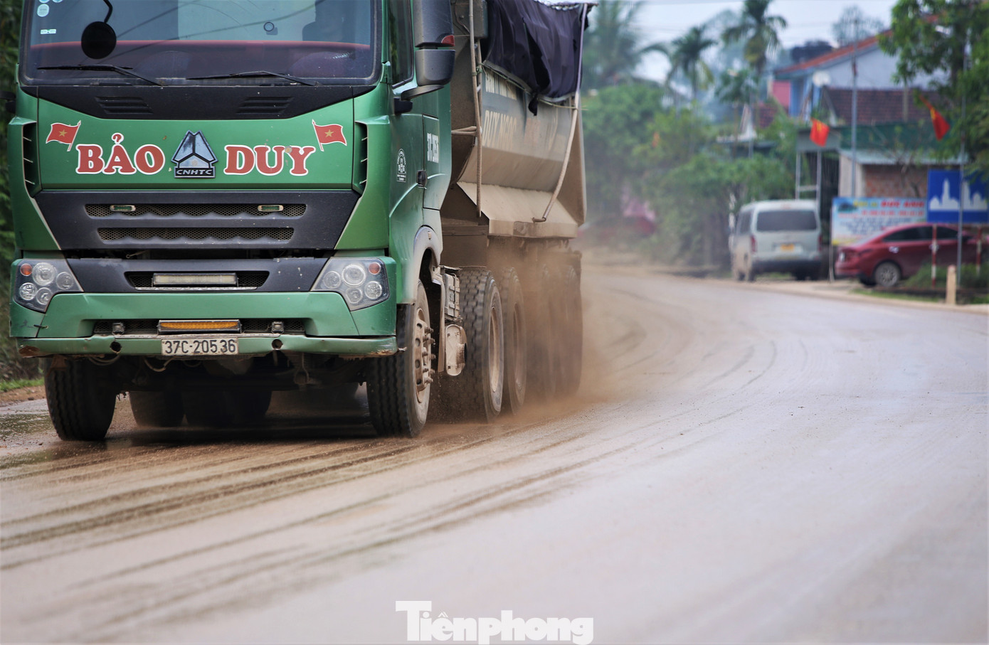 Theo ghi nhận, mỗi ngày, các trục đường này có hàng trăm lượt xe tải trọng lớn chạy nườm nượp. Theo ghi nhận, mỗi ngày, các trục đường này có hàng trăm lượt xe tải trọng lớn chạy nườm nượp.