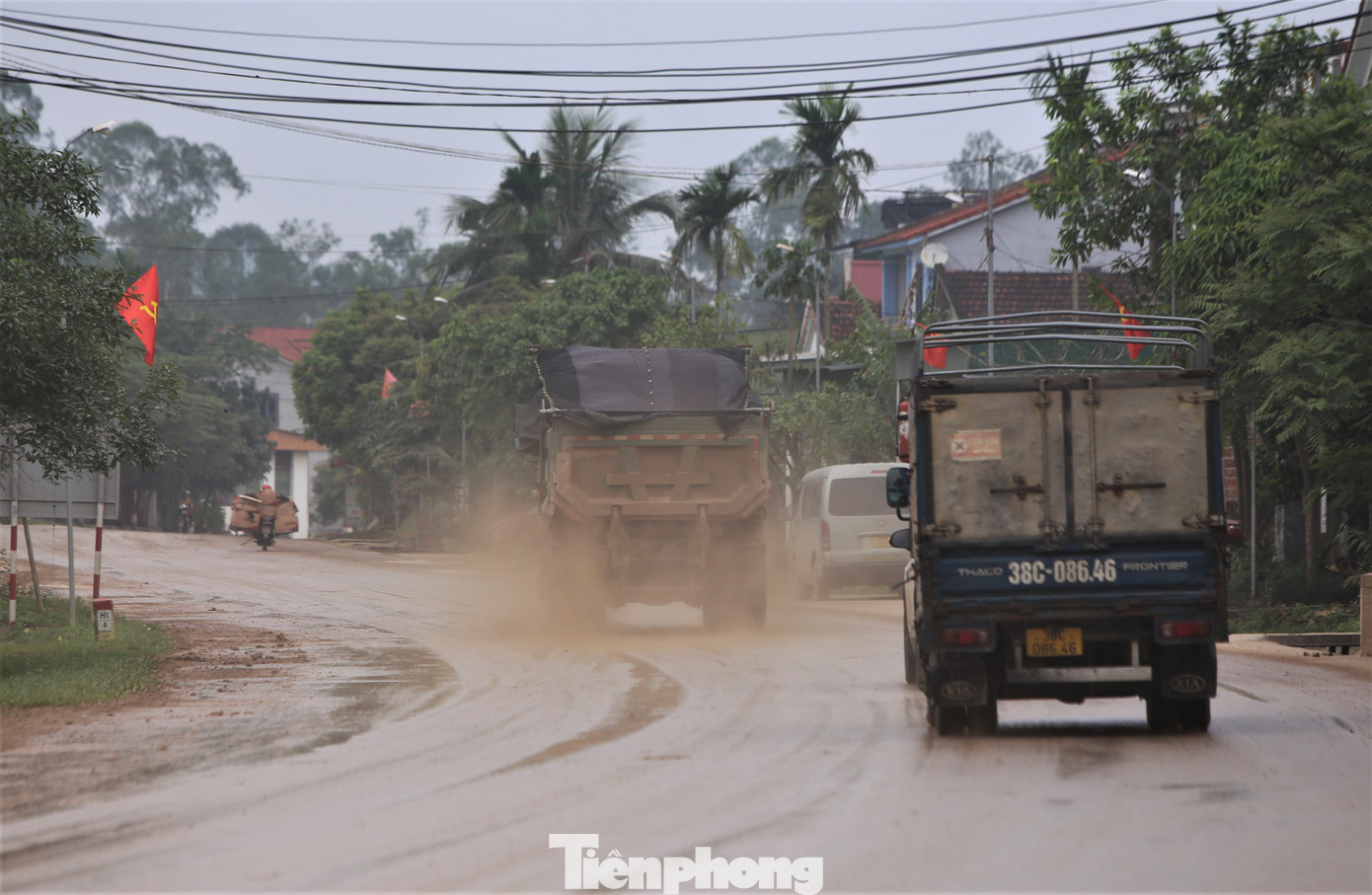 Xe chở theo đất, cát không bịt kín bạt phủ phía sau gây rơi vãi, không chỉ gây bụi bay mù mịt, tha kéo bùn đất nhão nhoẹt mà còn đe dọa các hạng mục cầu, đường dân sinh. Xe chở theo đất, cát không bịt kín bạt phủ phía sau gây rơi vãi, không chỉ gây bụi bay mù mịt, tha kéo bùn đất nhão nhoẹt mà còn đe dọa các hạng mục cầu, đường dân sinh.