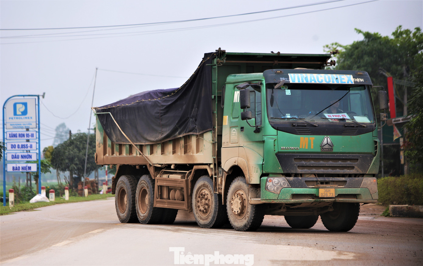 Dọc tuyến đường đất rơi vãi, gặp nước mặt đường trở nên nhão nhoẹt, gây nguy hiểm cho người tham gia giao thông. Dọc tuyến đường đất rơi vãi, gặp nước mặt đường trở nên nhão nhoẹt, gây nguy hiểm cho người tham gia giao thông.