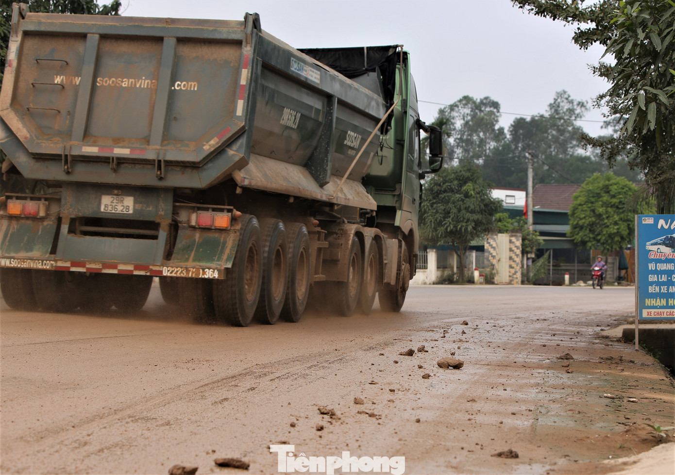 Dọc tuyến đường đất rơi vãi, gặp nước mặt đường trở nên nhão nhoẹt, gây nguy hiểm cho người tham gia giao thông. Dọc tuyến đường đất rơi vãi, gặp nước mặt đường trở nên nhão nhoẹt, gây nguy hiểm cho người tham gia giao thông.