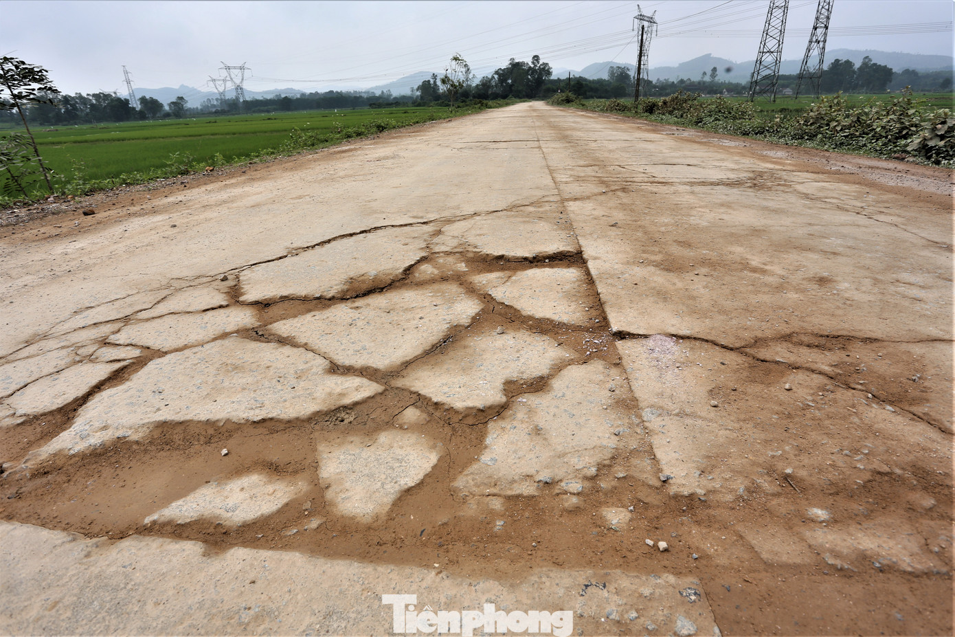 Nhiều tuyến đường gãy sập, xuống cấp sau khi các dàn xe chở vật liệu “cày nát”. Theo tìm hiểu, địa bàn huyện Can Lộc hiện các nhà thầu thực hiện gói thầu XL11 thuộc dự án thành phần đoạn Bãi Vọt - Hàm Nghi do liên danh Tổng Công ty cổ phần Xuất nhập khẩu và Xây dựng Việt Nam (Vinaconex) và Tổng Công ty 319 (Bộ Quốc Phòng) thi công. Nhiều tuyến đường gãy sập, xuống cấp sau khi các dàn xe chở vật liệu “cày nát”. Theo tìm hiểu, địa bàn huyện Can Lộc hiện các nhà thầu thực hiện gói thầu XL11 thuộc dự án thành phần đoạn Bãi Vọt - Hàm Nghi do liên danh Tổng Công ty cổ phần Xuất nhập khẩu và Xây dựng Việt Nam (Vinaconex) và Tổng Công ty 319 (Bộ Quốc Phòng) thi công.