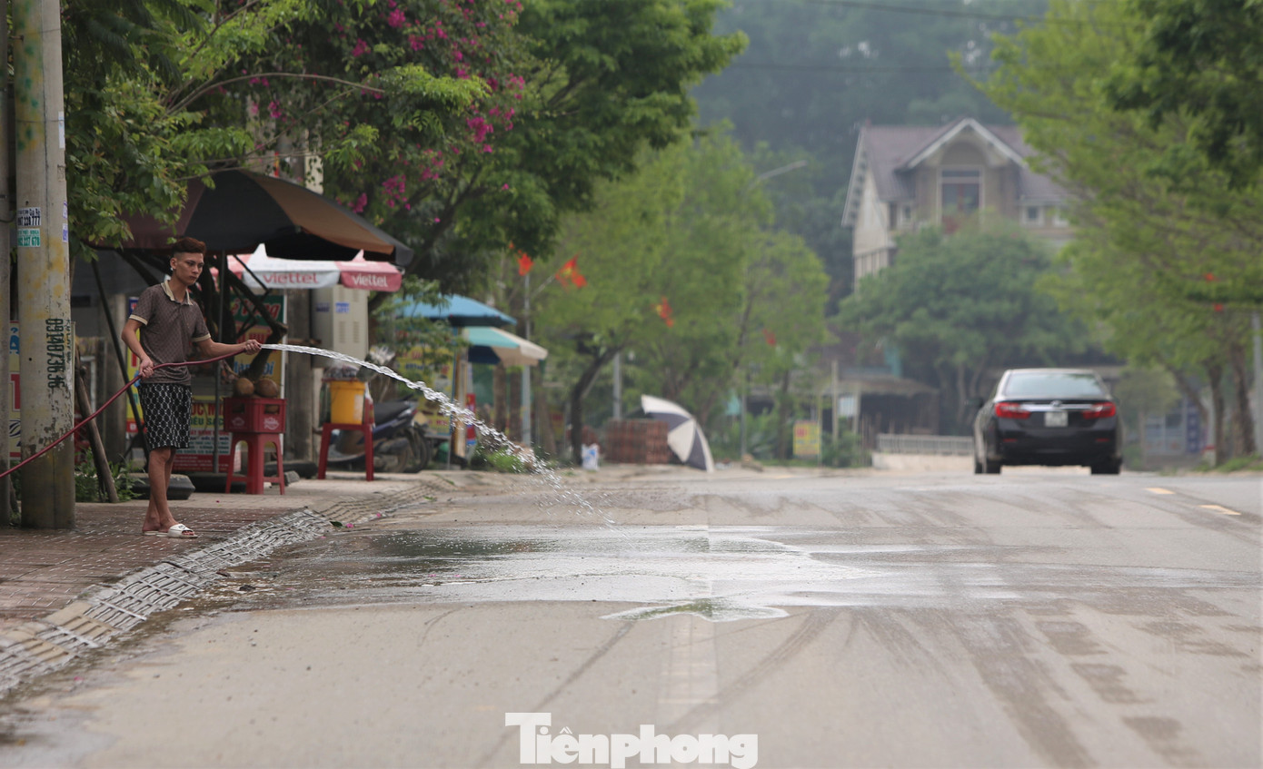 “Ngày nắng hay mưa, dọc các tuyến đường đều có cả trăm lượt xe chở đất, cát, phục vụ thi công cao tốc. Xe chạy nhanh, tha kéo theo bùn, đất nhão nhoẹt không chỉ bụi bặm mà còn gây nguy hiểm cho người tham gia giao thông”, ông Kiệm (64 tuổi, trú thị trấn Đồng Lộc) cho hay. Trong hình, người dân sống cạnh đường phải tưới nước thường xuyên để tránh bụi. “Ngày nắng hay mưa, dọc các tuyến đường đều có cả trăm lượt xe chở đất, cát, phục vụ thi công cao tốc. Xe chạy nhanh, tha kéo theo bùn, đất nhão nhoẹt không chỉ bụi bặm mà còn gây nguy hiểm cho người tham gia giao thông”, ông Kiệm (64 tuổi, trú thị trấn Đồng Lộc) cho hay. Trong hình, người dân sống cạnh đường phải tưới nước thường xuyên để tránh bụi.