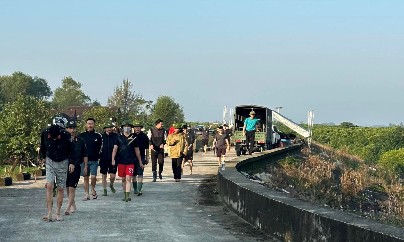 Hàng trăm cảnh sát cũng được huy động về bờ đê khu vực rừng ngập mặn xã Cẩm Hà (huyện Cẩm Xuyên) - nơi nghi vấn 2 phạm nhân lẩn trốn.