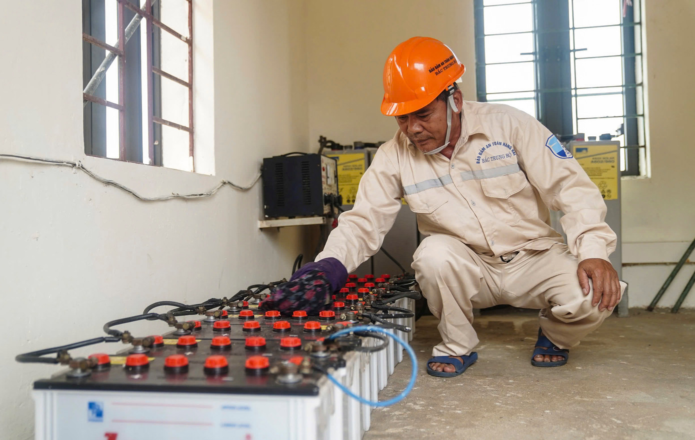 Do trạm không có điện lưới quốc gia, nguồn điện từ máy phát, bình ắc quy đóng vai trò duy nhất và quan trọng tuyệt đối trong việc đảm bảo đèn biển hoạt động liên tục, đặc biệt là vào ban đêm và trong điều kiện thời tiết xấu.