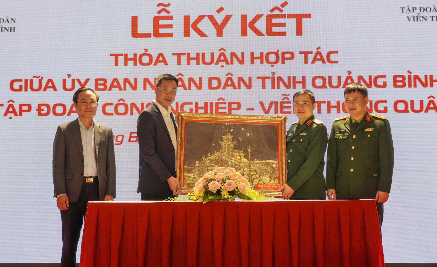 Bí thư Tỉnh ủy Quảng Bình Lê Ngọc Quang tặng ảnh lưu niệm cho lãnh đạo Tập đoàn Viettel.