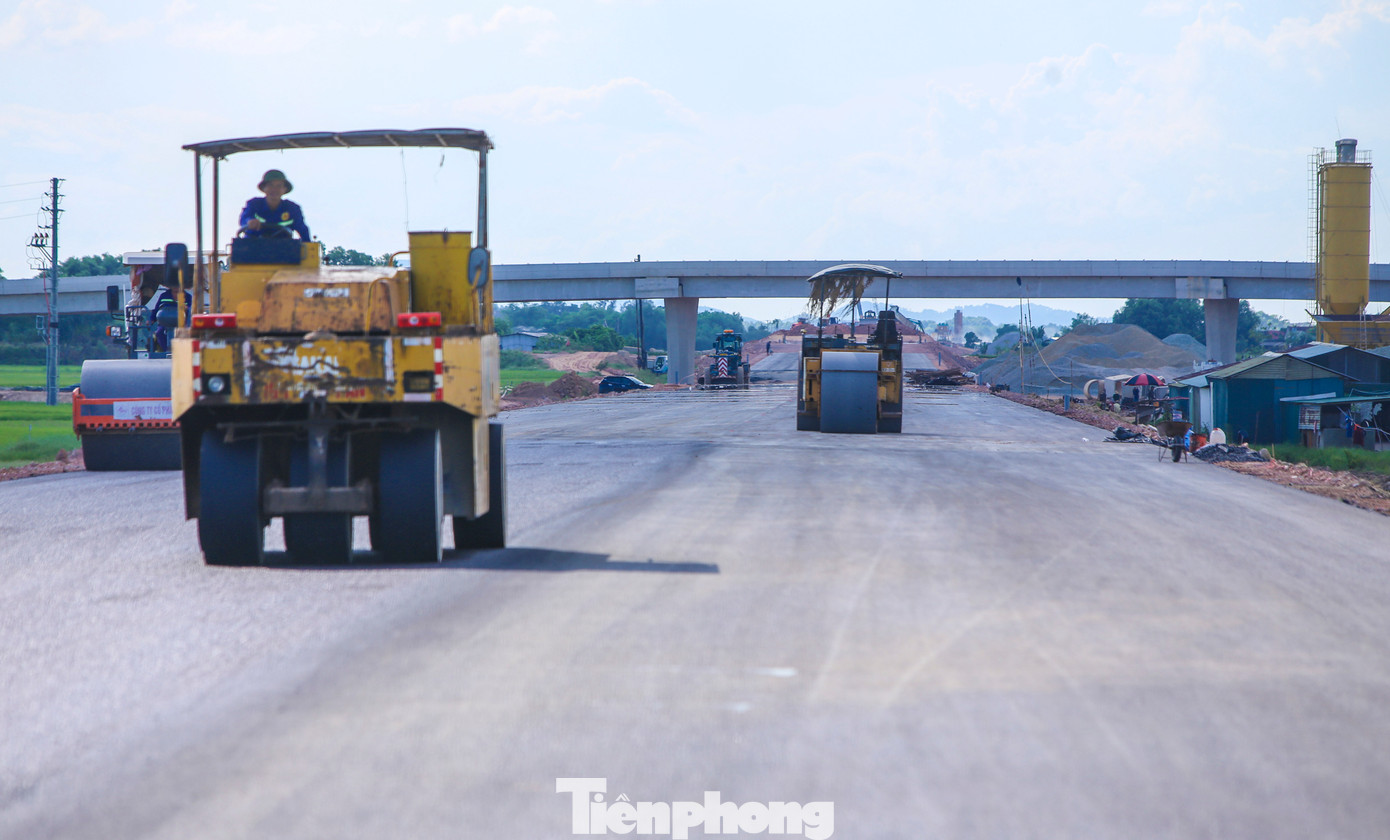 Để đảm bảo tiến độ bàn giao vào tháng 4/2025, từng đơn vị thực hiện các gói thầu đang tăng tốc, chuẩn bị đủ nhân lực, máy móc cho quá trình xây dựng dự án.