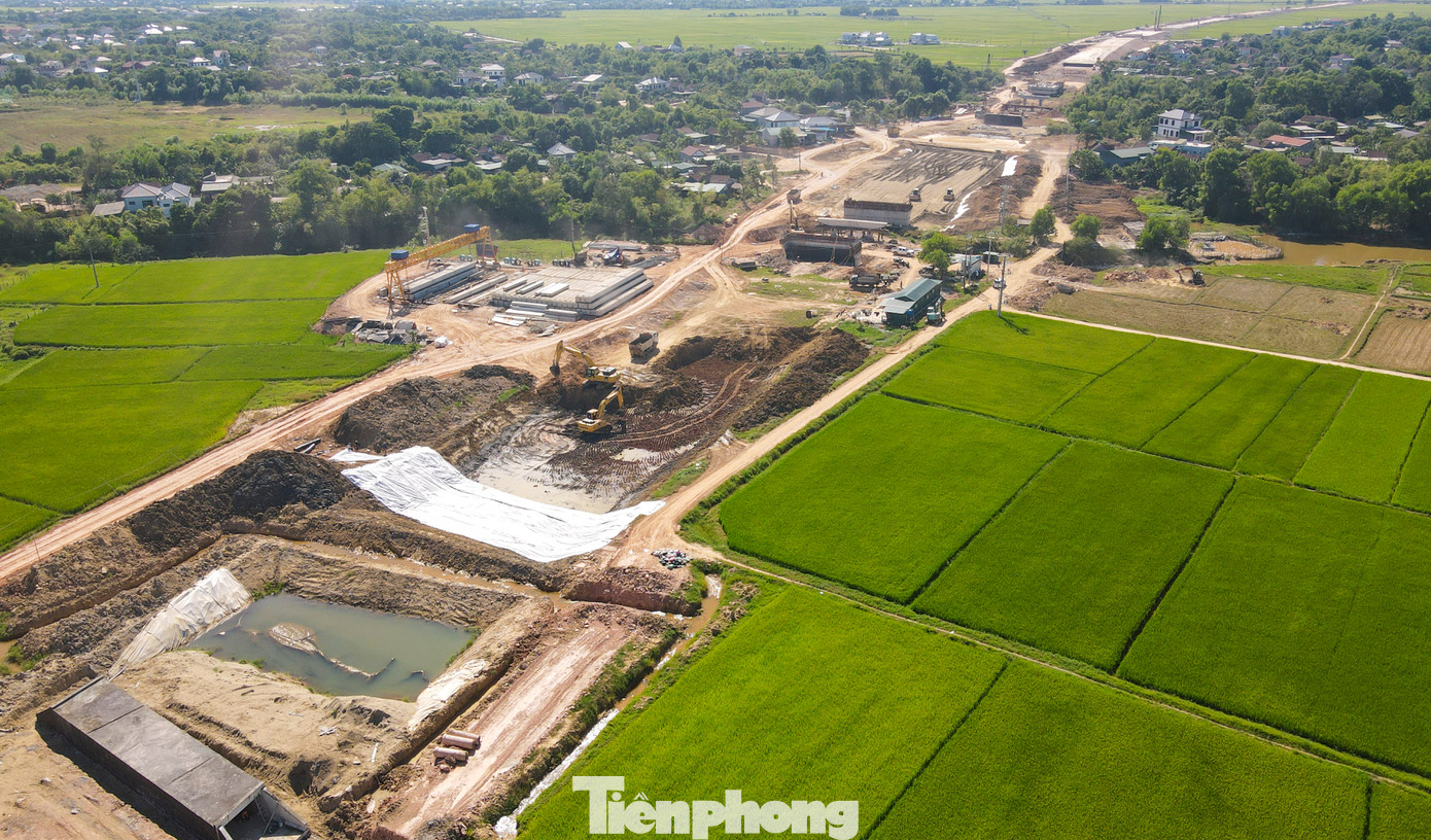 Đơn vị thi công buộc phải tạm thời đổ đất nền, xây dựng &quot;nhảy cóc&quot; qua các vị trí chưa giải phóng xong.