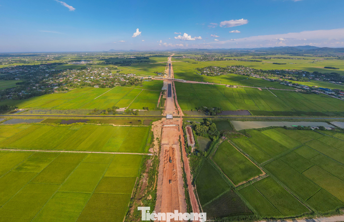 Nhà thầu đẩy nhanh việc đắp nền, đá cấp phối.