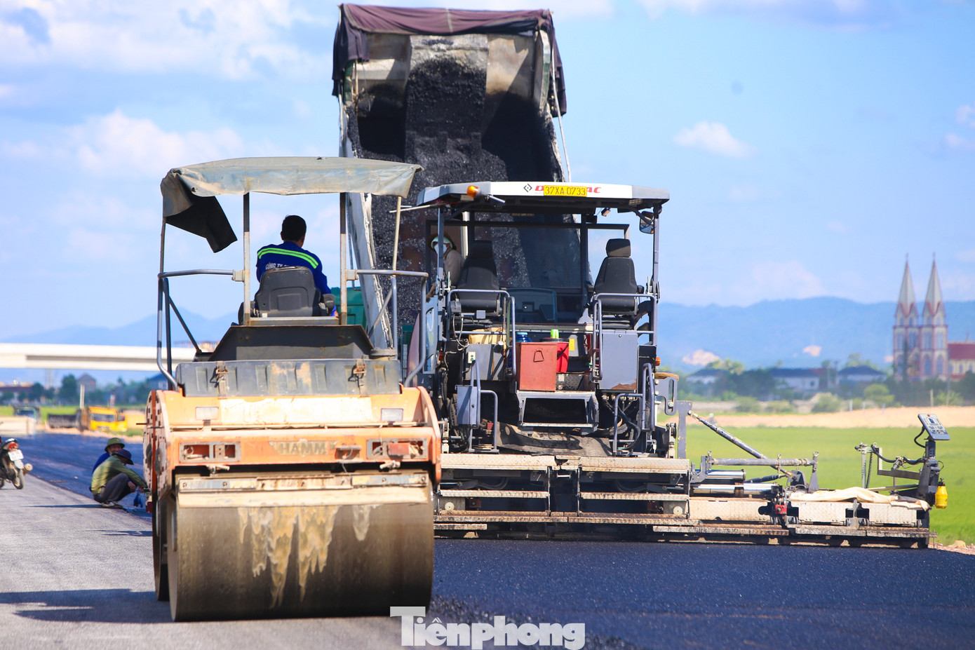 Ông Trần An Thuyên - Phó Chỉ huy trưởng Công ty CP 471 cho biết, đơn vị đang liên danh với các nhà thầu thực hiện gói thầu 11XL đoạn cao tốc Hàm Nghi – Vũng Áng. “Thời tiết thuận lợi nên đơn vị đang tập trung máy móc, nhân lực để gấp rút thi công các hạng mục cầu, thảm bê tông nhựa để đảm bảo tiến độ trước mùa mưa. Về mùa mưa có thể hoàn thiện các hạng mục ta luy, đường gom, lắp dải phân cách”, ông Thuyên nói.