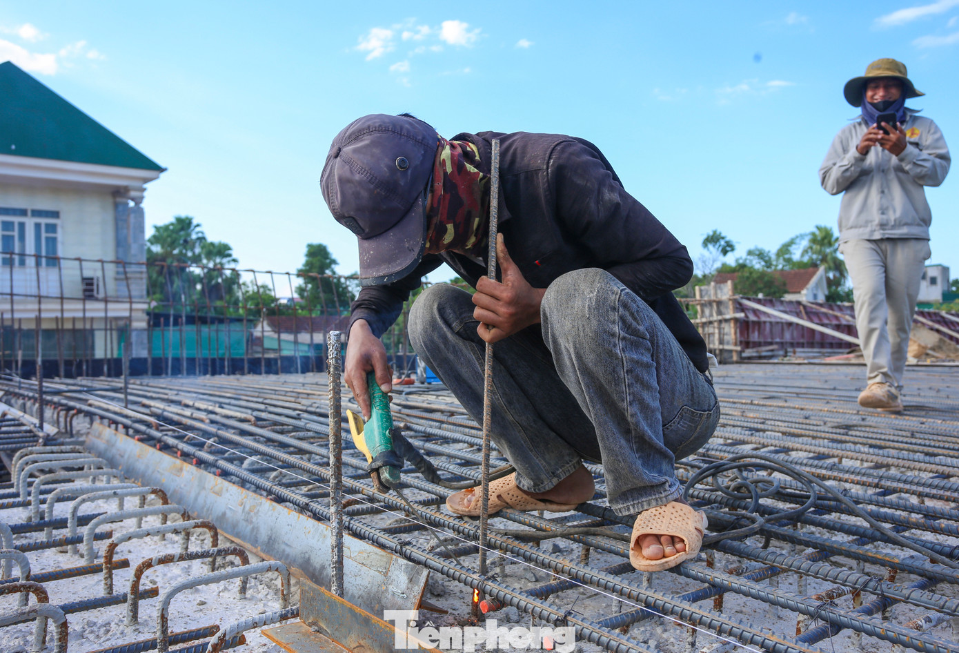 Công nhân miệt mài thi công trên hạng mục cầu vượt cao tốc.