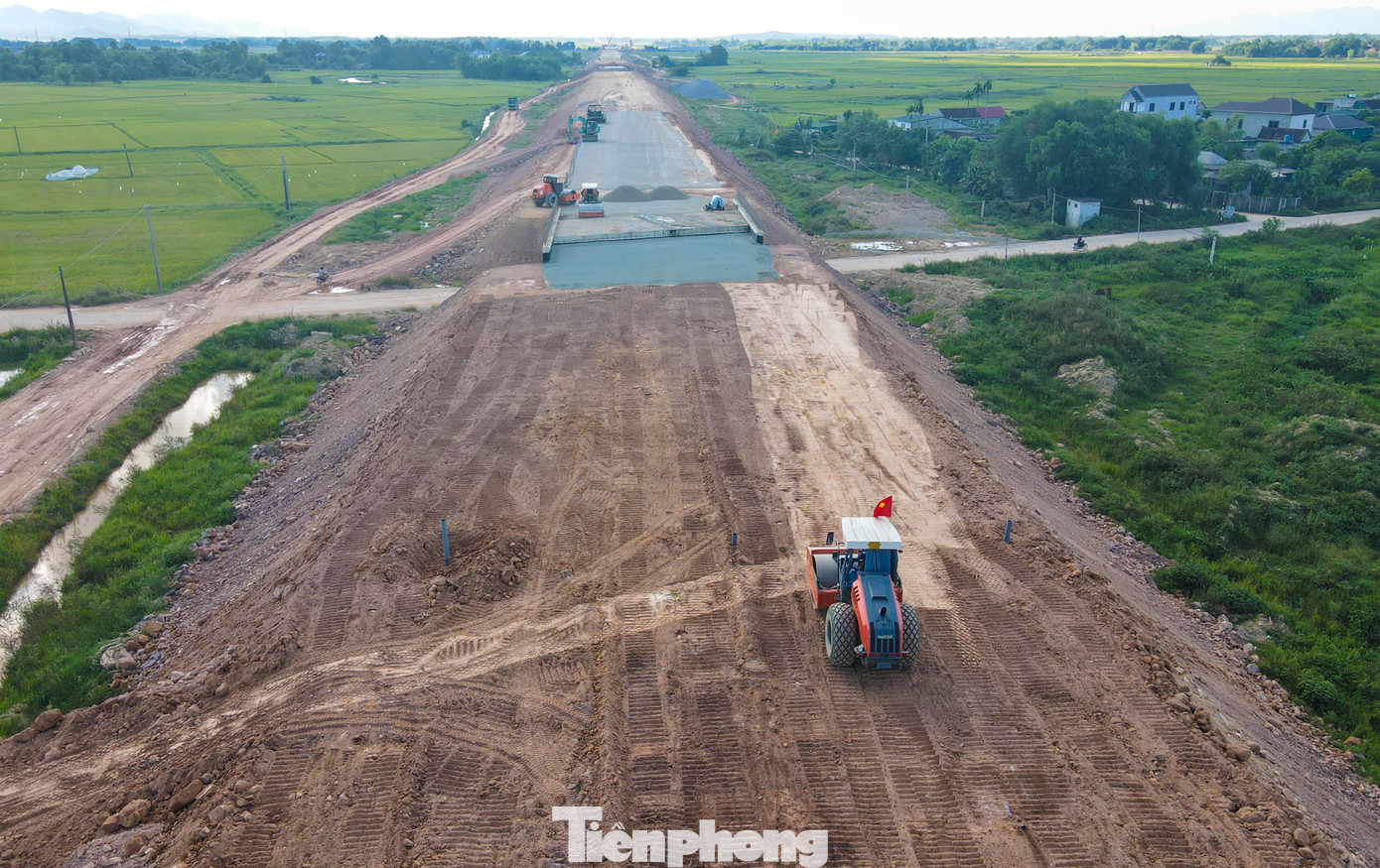 Theo đại diện chủ đầu tư, chiều cao an toàn của đường dây điện tính từ mặt đất tối thiểu 17m. Tuy nhiên, khi thi công đổ đất nền lên cao, khoảng cách còn lại 15-16m. Từ đó, máy móc trong quá trình thi công sẽ vướng phải đường dây và bị phóng điện nên họ phải chọn cách thi công tránh các vị trí này để đảm bảo an toàn và kịp tiến độ.