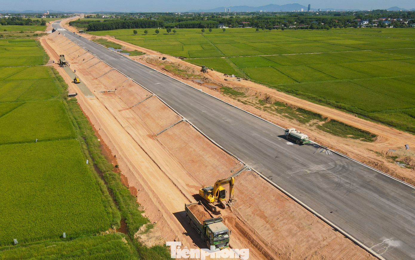 Trên công trường đoạn cao tốc Hàm Nghi - Vũng Áng thuộc 1 trong 12 dự án thành phần cao tốc Bắc - Nam phía Đông, giai đoạn 2021-2025, các nhà thầu đang thảm lớp bê tông nhựa rỗng C25, C19. Đoạn tuyến này dài 54,2km với tổng mức đầu tư hơn 9.700 tỷ đồng, đi qua các huyện Thạch Hà, Cẩm Xuyên và Kỳ Anh của tỉnh Hà Tĩnh.