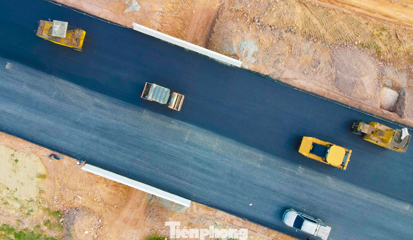 Ông Trần An Thuyên - Phó Chỉ huy trưởng Công ty CP 471 cho biết, đơn vị đang liên danh với các nhà thầu thực hiện gói thầu 11XL đoạn cao tốc Hàm Nghi – Vũng Áng. “Thời tiết thuận lợi nên đơn vị đang tập trung máy móc, nhân lực để gấp rút thi công các hạng mục cầu, thảm bê tông nhựa để đảm bảo tiến độ trước mùa mưa. Về mùa mưa có thể hoàn thiện các hạng mục ta luy, đường gom, lắp dải phân cách”, ông Thuyên nói.