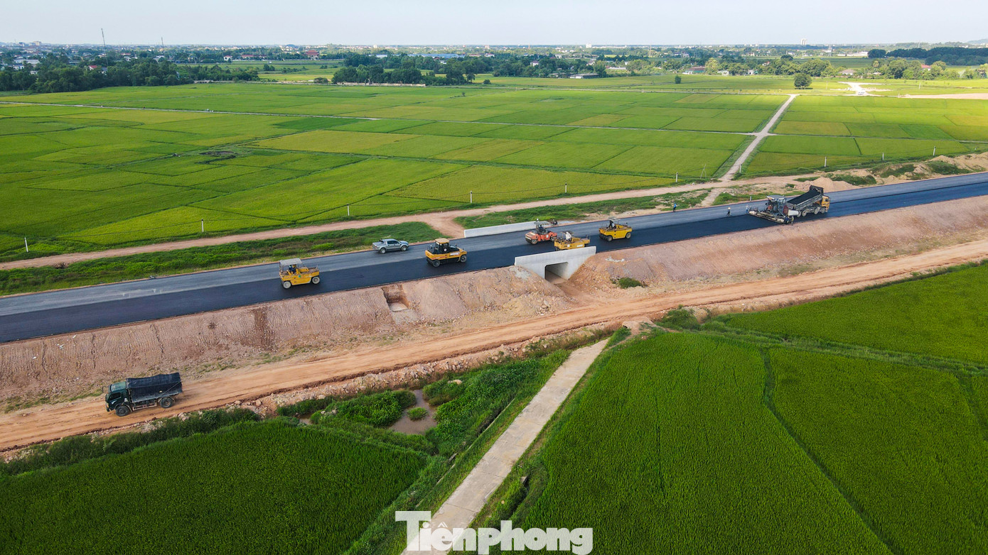 Các mũi thi công đang huy động nhân công, máy móc tăng tốc trước mùa mưa.