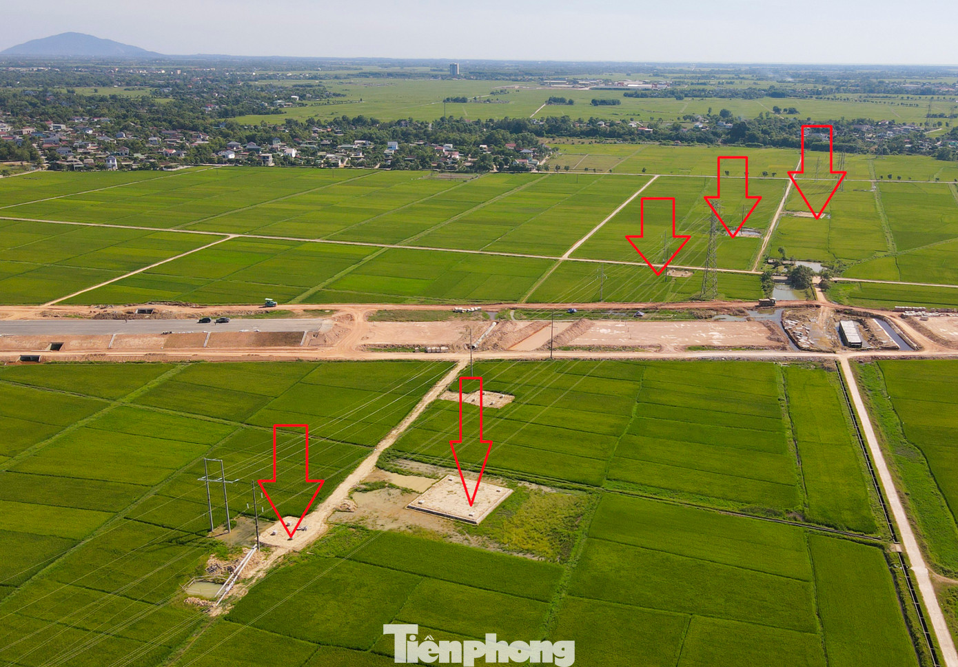 Tại một số vị trí qua huyện Cẩm Xuyên, Thạch Hà và Kỳ Anh thuộc dự án cao tốc Hàm Nghi - Vũng Áng đang bị vướng đường dây điện 110kV, 220kV và 500kV. Trong hình là một vị trí đường dây chạy băng ngang cao tốc qua xã Cẩm Thạch (huyện Cẩm Xuyên).