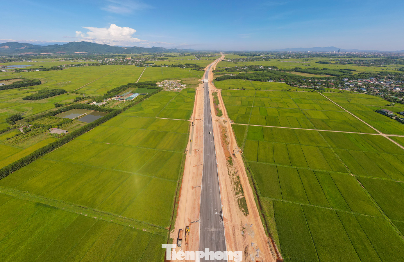 Những ngày tháng 8, trên công trường cao tốc Bắc – Nam qua Hà Tĩnh, hàng trăm cán bộ, kỹ sư, công nhân các đơn vị thực hiện dự án vẫn miệt mài tăng tốc để đảm bảo tiến độ.