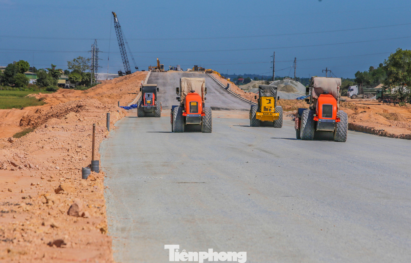 Ông Nguyễn Quang Thức - Chỉ huy trưởng Công ty CP Tự Lập cho biết, đơn vị thi công từ Km517+600- 521+500. “So với tiến độ chung toàn dự án, đơn vị đang vượt khoảng 20% và thực hiện thảm bê tông nhựa xong trước mùa mưa. Với các vị trí đang theo dõi chờ lún sẽ được triển khai sớm. Đối với các vị trí vướng đường dây lưới điện, nhà thầu đã nhiều lần trao đổi với chủ đầu tư và địa phương để sớm bàn giao, xây dựng dự án”, ông Thức nói.