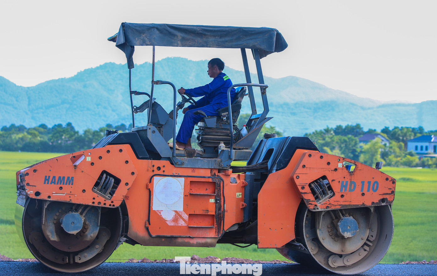 Các đơn vị thực hiện dự án đang tranh thủ ngày nắng, thảm các lớp bê tông nhựa rỗng C25, C19.