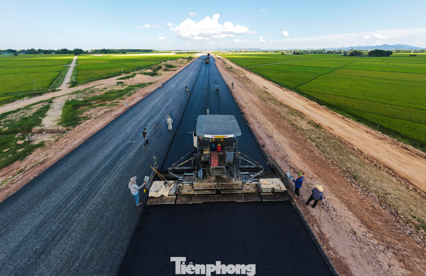 Ông Trần An Thuyên - Phó Chỉ huy trưởng Công ty CP 471 cho biết, đơn vị đang liên danh với các nhà thầu thực hiện gói thầu 11XL đoạn cao tốc Hàm Nghi – Vũng Áng. “Thời tiết thuận lợi nên đơn vị đang tập trung máy móc, nhân lực để gấp rút thi công các hạng mục cầu, thảm bê tông nhựa để đảm bảo tiến độ trước mùa mưa. Về mùa mưa có thể hoàn thiện các hạng mục ta luy, đường gom, lắp dải phân cách”, ông Thuyên nói.