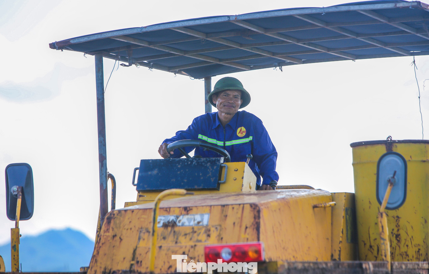 “Dù nắng nóng anh em vẫn tranh thủ làm việc từ sớm để hoàn thành khối lượng công việc được bàn giao, bù cho những ngày mưa sắp tới”, một công nhân thi công cao tốc cho hay.