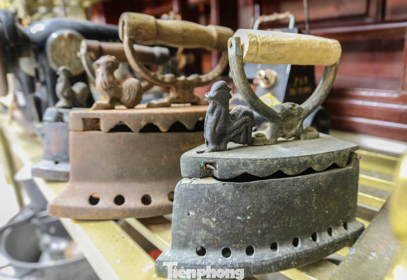 Những chiếc bàn là cổ của các quốc gia trên thế giới được lưu giữ tại Bảo tàng Hoa Cương hiện vẫn còn khá nguyên vẹn. Hay những chiếc bình rót rượu, máy ảnh, kỷ vật chiến tranh được ông Cương tìm kiếm, sưu tập suốt 50 năm qua.