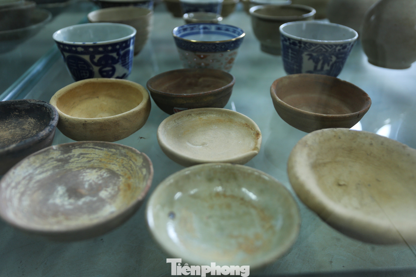 Các loại dĩa gốm được tìm thấy có niên đại từ thời Lý - Trần - Lê. Mỗi chiếc dĩa đều thể hiện vẻ đẹp, đời sống tinh thần của người dân qua từng giai đoạn lịch sử.