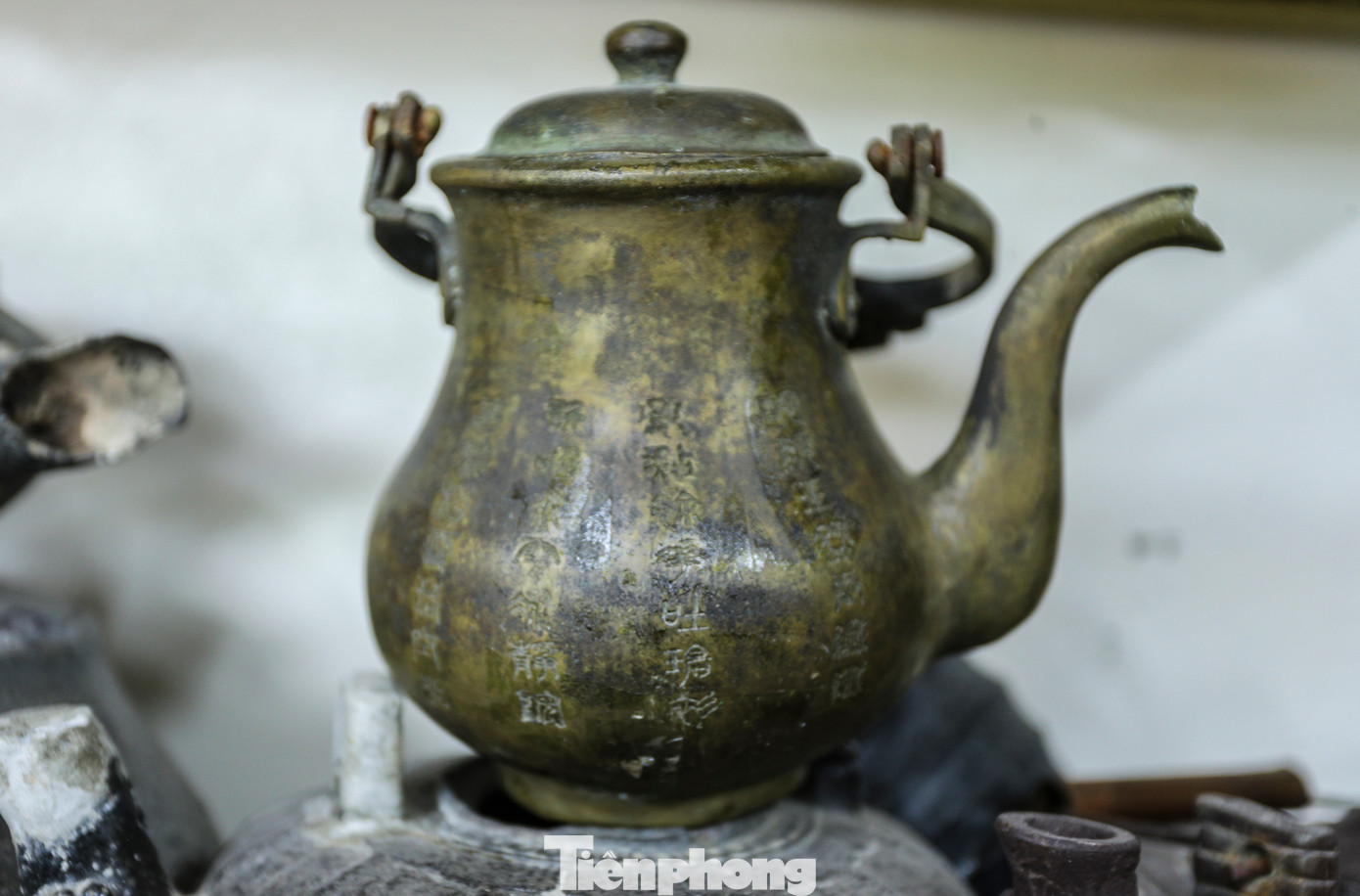 Những chiếc bàn là cổ của các quốc gia trên thế giới được lưu giữ tại Bảo tàng Hoa Cương hiện vẫn còn khá nguyên vẹn. Hay những chiếc bình rót rượu, máy ảnh, kỷ vật chiến tranh được ông Cương tìm kiếm, sưu tập suốt 50 năm qua.