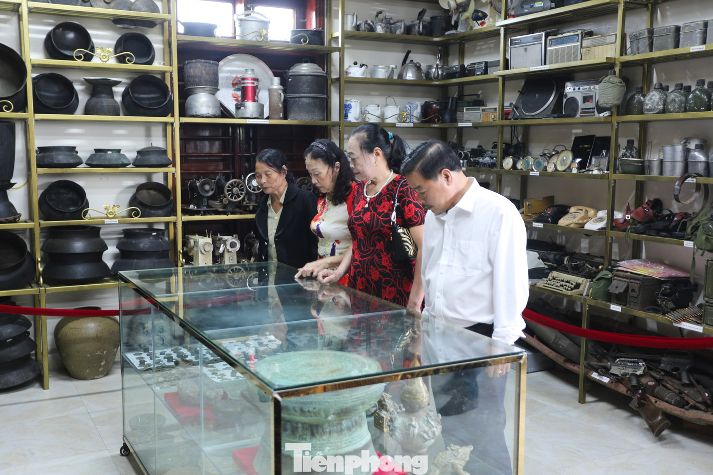 Không gian chính của Bảo tàng Hoa Cương trưng bày hàng ngàn hiện vật thể hiện nhiều phương diện đời sống người Việt theo dọc chiều dài lịch sử, nhất là từ thời nhà Nguyễn đến nay.