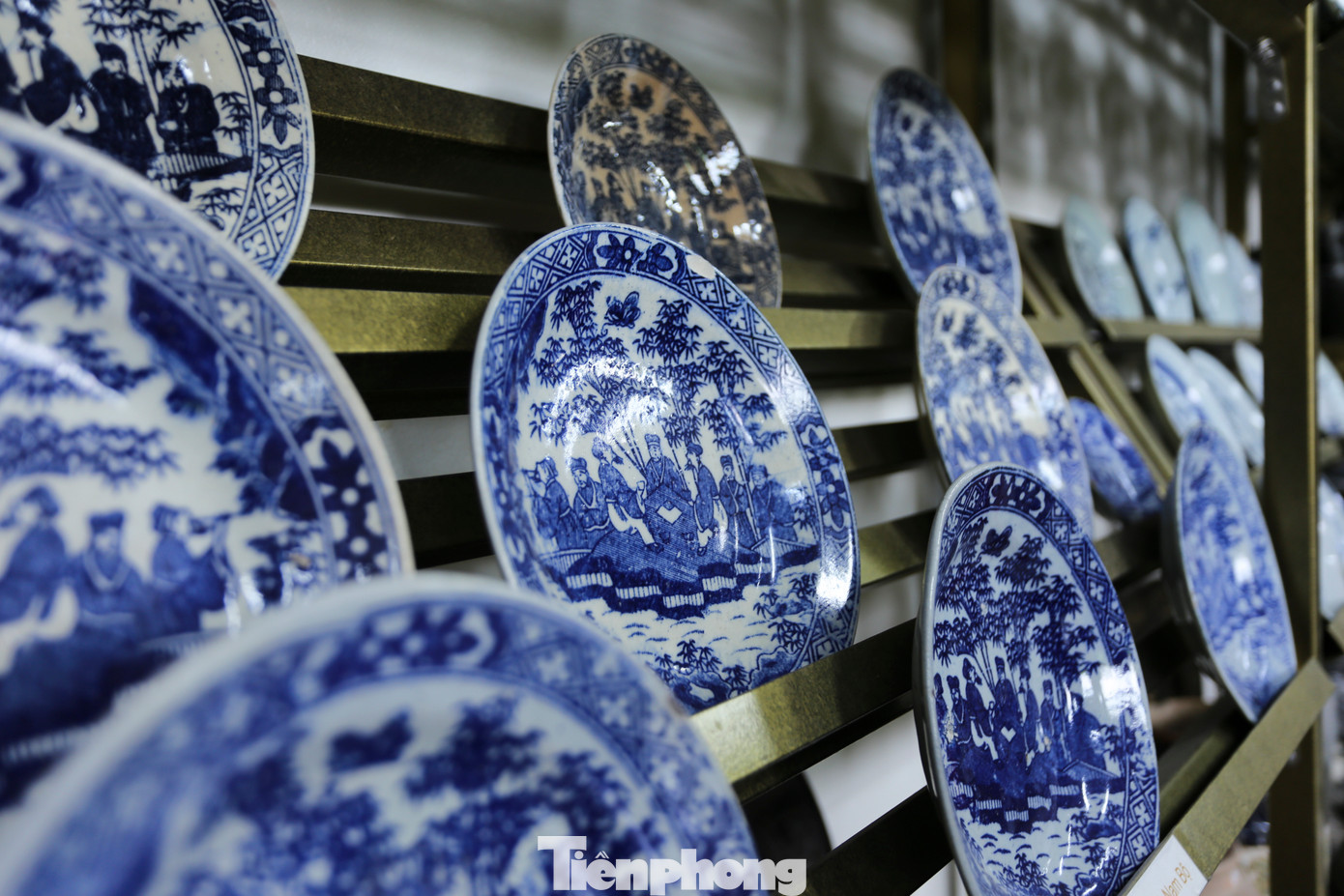 Các loại dĩa gốm được tìm thấy có niên đại từ thời Lý - Trần - Lê. Mỗi chiếc dĩa đều thể hiện vẻ đẹp, đời sống tinh thần của người dân qua từng giai đoạn lịch sử.