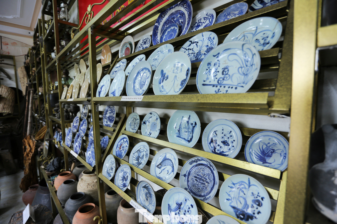 Các loại dĩa gốm được tìm thấy có niên đại từ thời Lý - Trần - Lê. Mỗi chiếc dĩa đều thể hiện vẻ đẹp, đời sống tinh thần của người dân qua từng giai đoạn lịch sử.