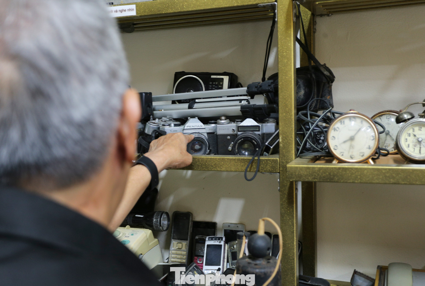 Những chiếc bàn là cổ của các quốc gia trên thế giới được lưu giữ tại Bảo tàng Hoa Cương hiện vẫn còn khá nguyên vẹn. Hay những chiếc bình rót rượu, máy ảnh, kỷ vật chiến tranh được ông Cương tìm kiếm, sưu tập suốt 50 năm qua.