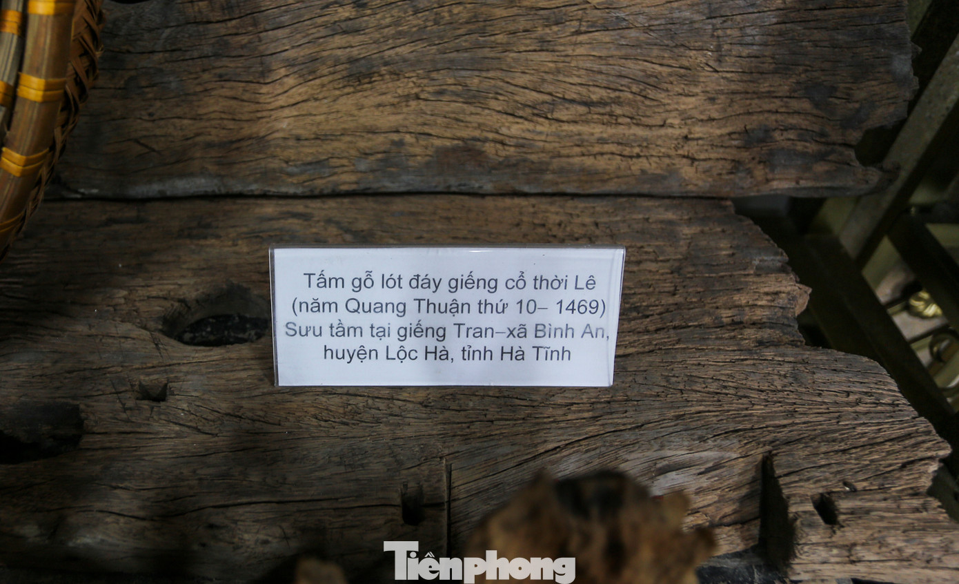 Tấm gỗ lót đáy giếng thời Lê (năm Quang Thuận thứ 10-1469) được tìm thấy tại giếng Tran, xã Bình An, huyện Lộc Hà.