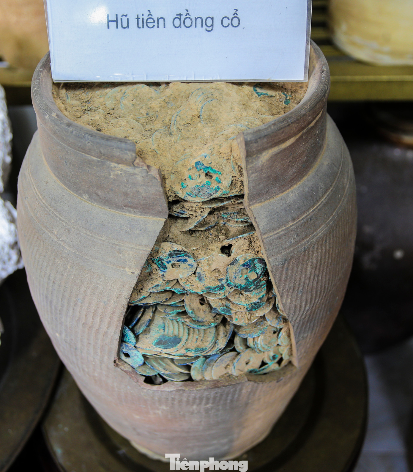 Theo chủ bảo tàng, thông qua các hiện vật, các hoạt động văn hóa phi vật thể khác, thế hệ học sinh mai sau sẽ thêm yêu mến và trân quý những giá trị của lịch sử, từ đó thức tỉnh, sinh dưỡng tình yêu Tổ quốc, quê hương để học tập, cống hiến nhiều hơn nữa. Trong hình là hũ tiền đồng cổ có từ thời Lê Trung Hưng.