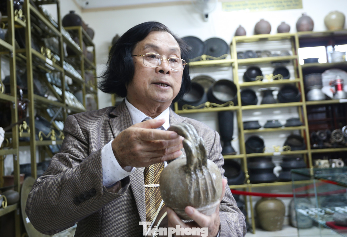 “Khi còn là học sinh trường THPT, ông đã có ý thức lưu giữ hiện vật quá khứ và ước mơ sau này làm một bảo tàng gia đình, hoặc bảo tàng làng xã, quê hương. Từ ước mơ đó, gần 50 năm qua, tôi đã lặn lội tìm tòi, sưu tập, thu mua, lưu giữ các hiện vật để chuẩn bị cho một bảo tàng của mình ra đời”, ông Nguyễn Quang Cương chia sẻ.